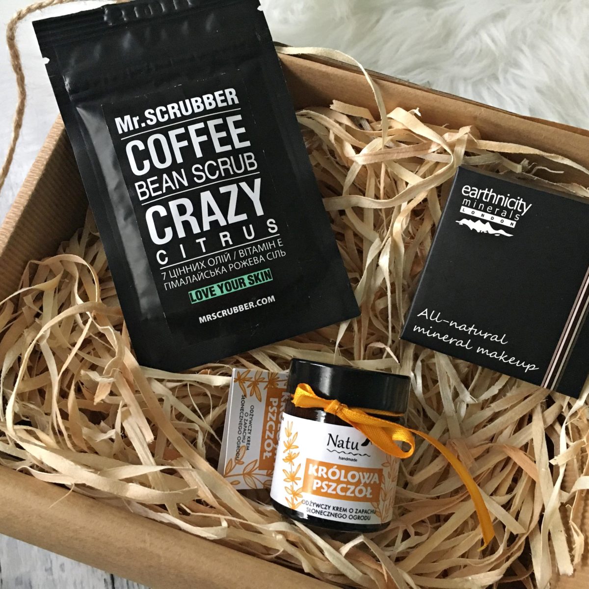 annemarie Naturalnie z pudełka Natu handmade Królowa pszczół | earthnicity puder
