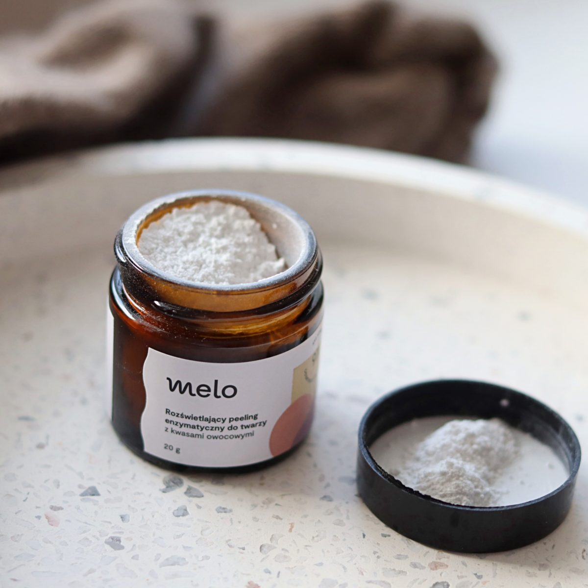 melo rozświetlający peeling enzymatyczny annemarie