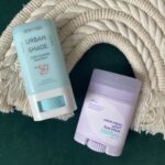 Sticki SPF 50 Mustela, Instree i Dewytree, czyli szybka i prosta opcja reaplikacji